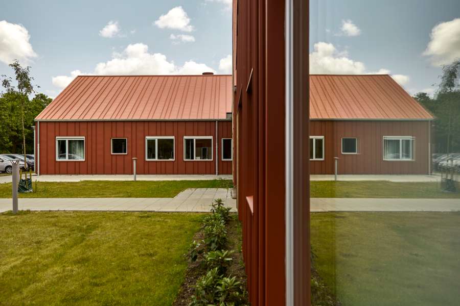 Die Kindertagesstätte in Holstebro heißt Kinder und Natur, von Kopf bis Fuß in Stahlprofilen, willkommen, Nørre Boulevard 57, 7500 Holstebro, Dänemark